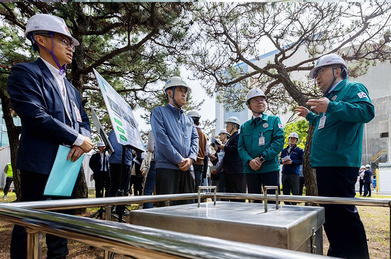 유희동 기상청장과 유국희 원안위원장이 고리원전에 설치된 지진감시계측기를 확인하는 모습;
