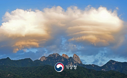 기상청 북한산과 렌즈구름