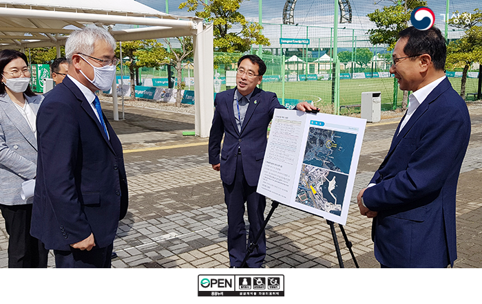 김종석 기상청장이 국립여수해양기상과학관 건립 예정 부지를 점검하는 모습