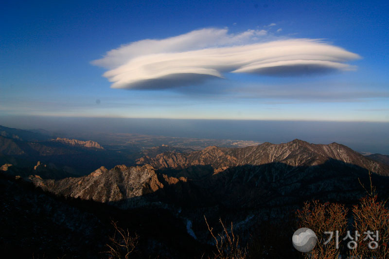 기상청 설악산에 UFO(렌즈운)