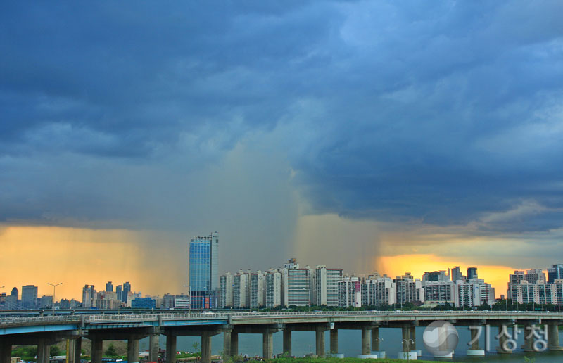 기상청 노을 속에 뚫린 하늘