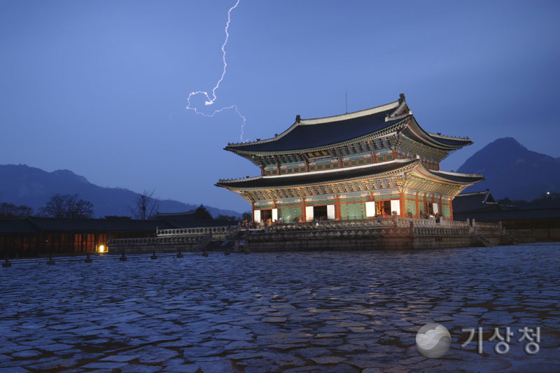 기상청 번개친 경복궁