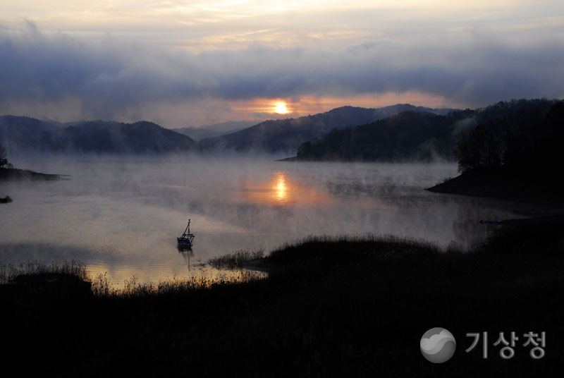 기상청 호반의 물안개