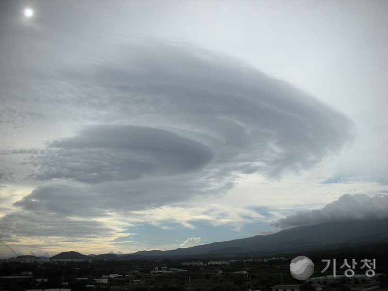 기상청 마녀 &#40;한라산의 렌즈구름&#41;