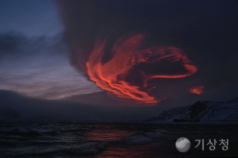 기상청 렌즈구름에 번지는 아침노을