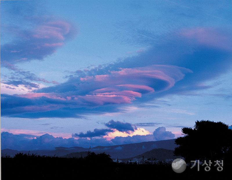 기상청 회오리구름의 비행