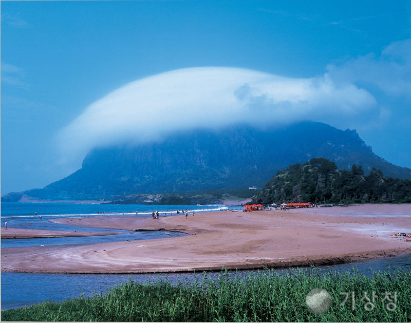 기상청 해수욕장의 구름모자