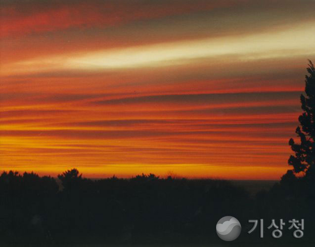 기상청 붉게 물든 주단 구름
