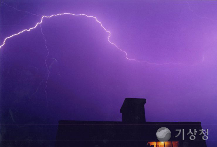 기상청 태풍중의 번개