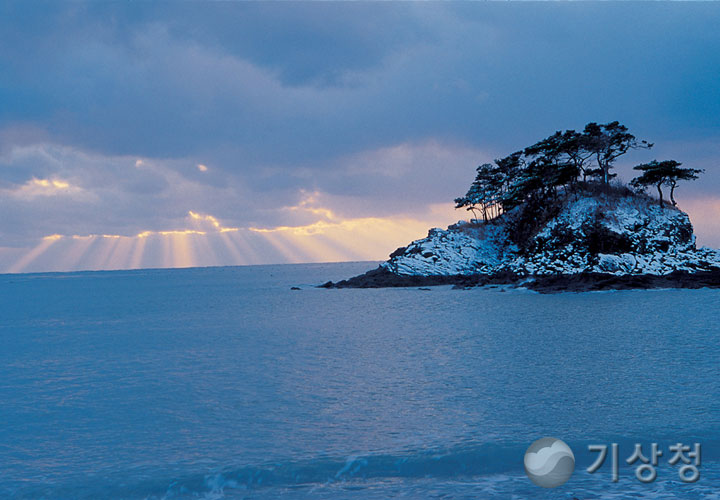 기상청 눈덮힌 무인도와 낙조
