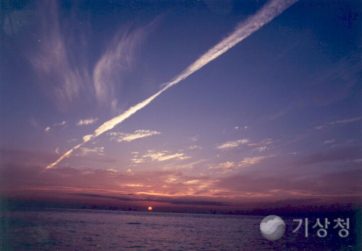 기상청 석양의 비행운