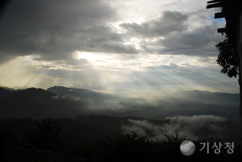 기상청 구름이 열리고 태양이 보이다