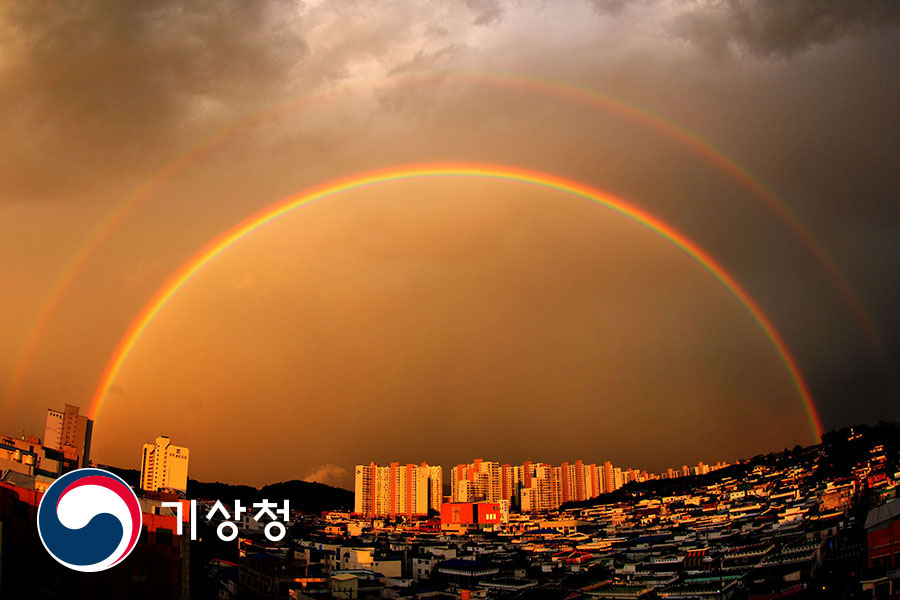 기상청 도심의 쌍무지개