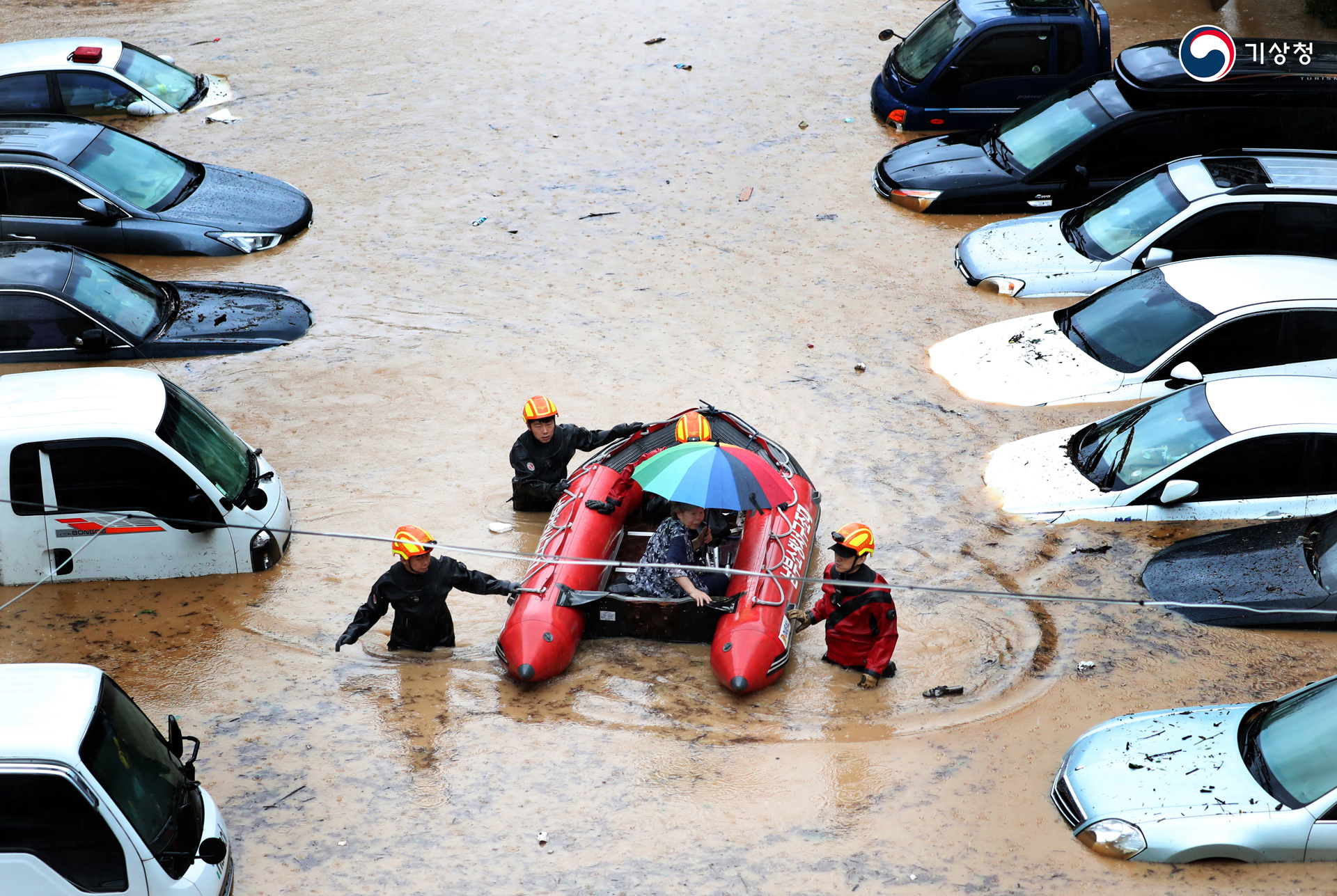 기상청 침수된 아파트에서 주민 구조하는 119