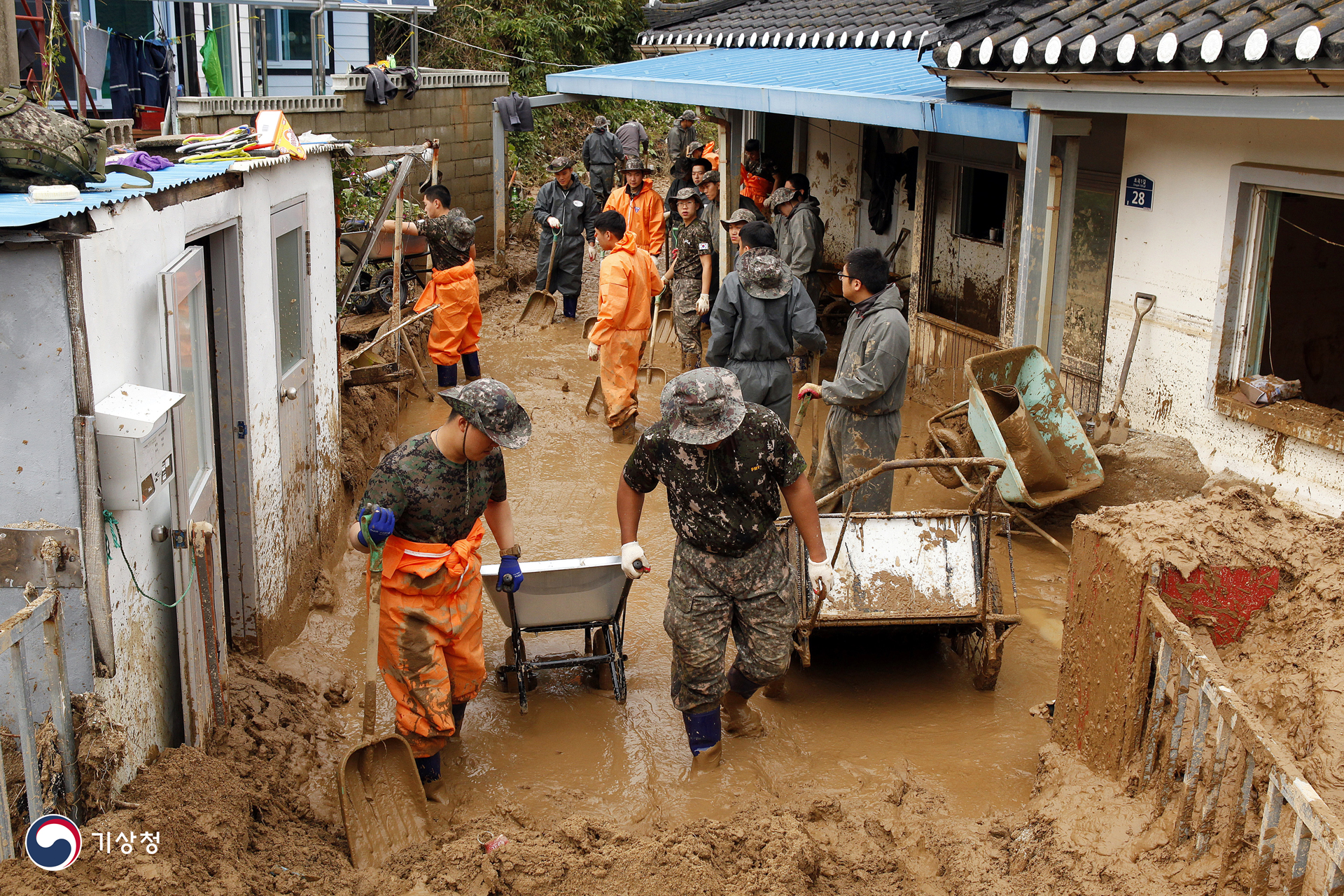 기상청 삽을 든 장병들