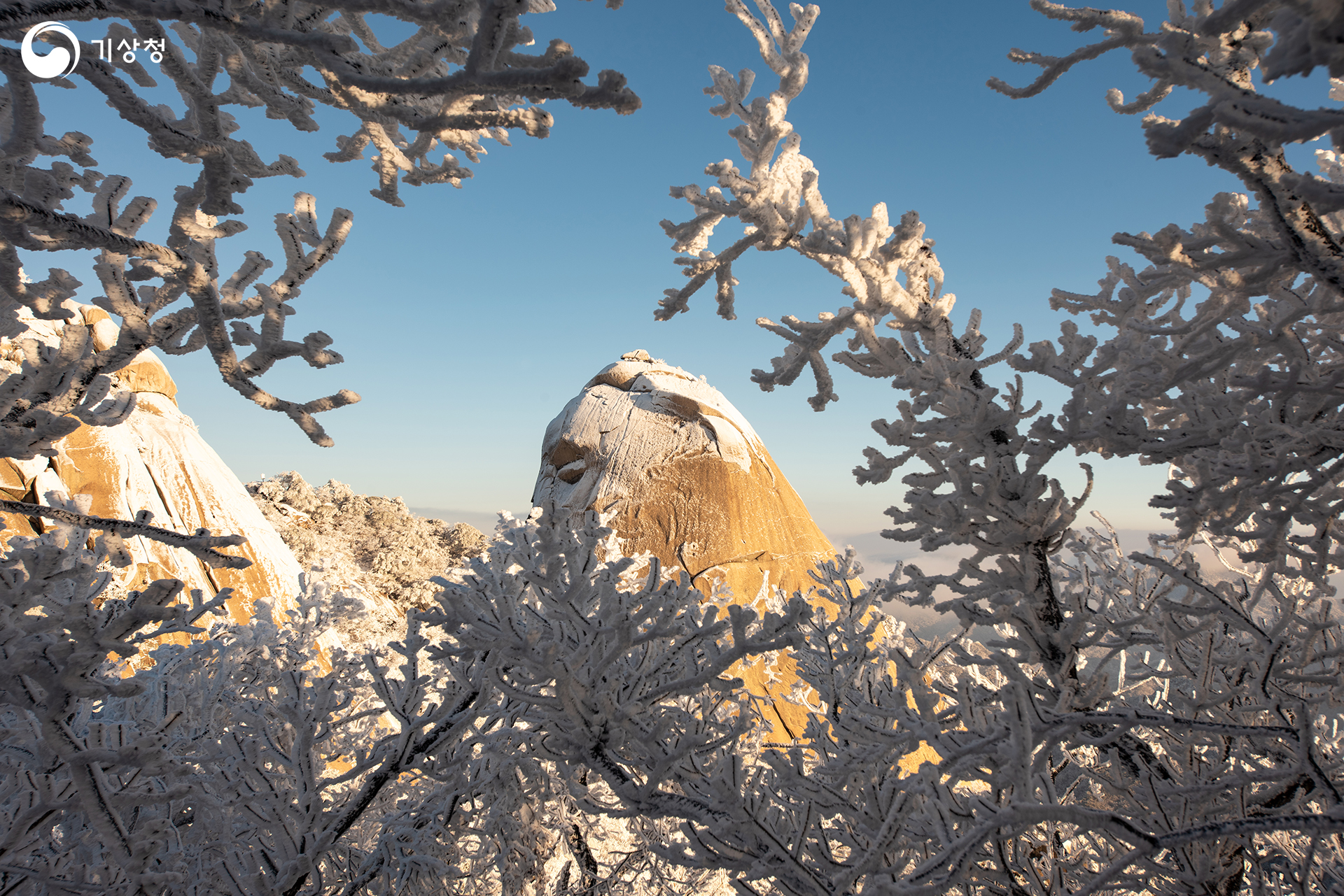 기상청 백운대를 바라보는 인수봉