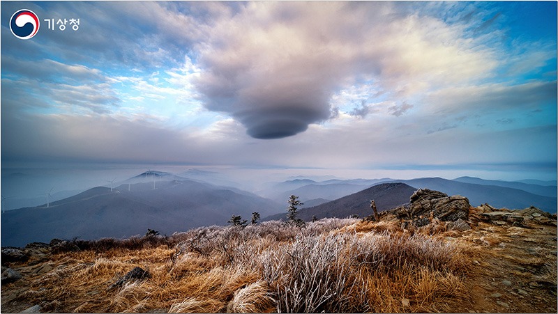 세계기상기구(WMO) 2022년 기상달력 사진 공모전 선정 작품 2 렌즈구름(A Lenticular Cloud, 신규호作)