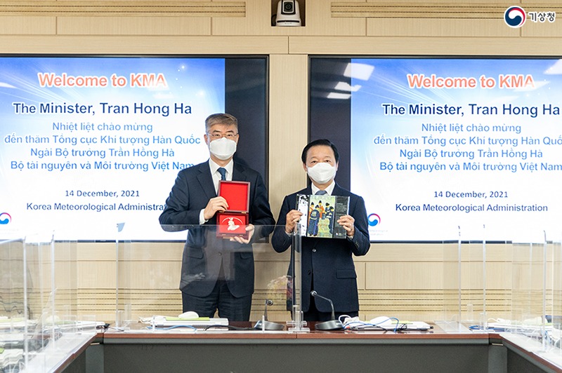 박광석 기상청장이 베트남 천연자원환경부 장관(Dr. Tran Hong Ha, 쩐 홍 하)와 기념촬영하는 모습