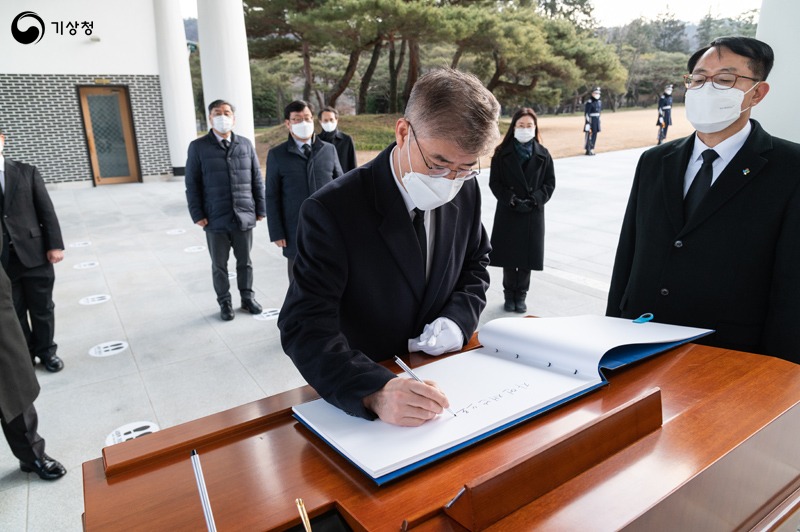 박광석 기상청장이 신년을 맞아 서울 동작구 국립서울현충원을 방문하여 방명록을 작성하는 모습