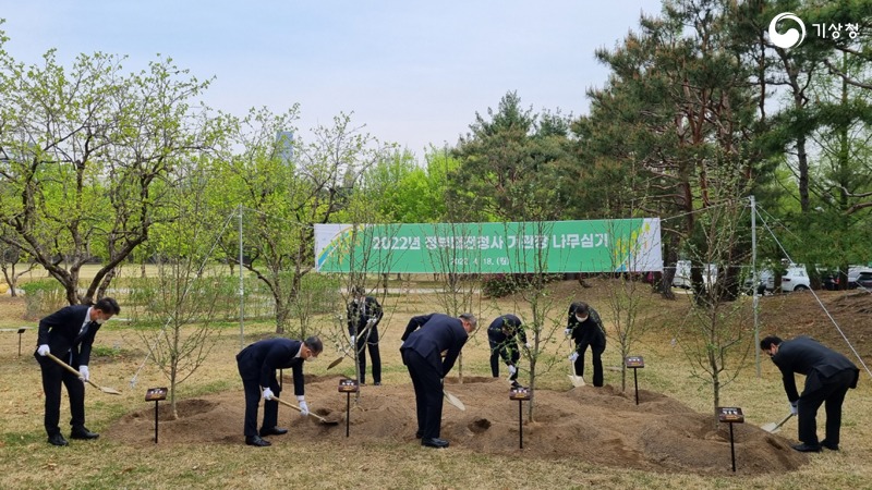 박광석 기상청장을 비롯한 정부대전청사 기관장들이 나무를 심는 모습
