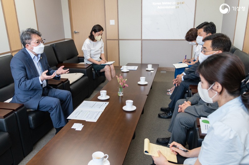 유희동 기상청장이 세계은행 한국녹색성장기금 관계자와 논의하는 모습