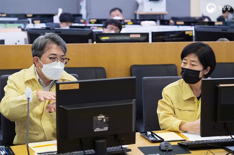 유희동 기상청장이 한화진 환경부 장관에게 기상 현황을 설명하는 모습