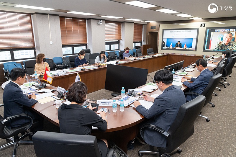 영상을 통해 한-인도네시아 기상협력회의를 진행하는 모습