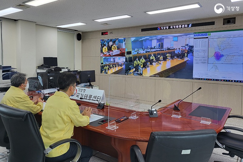 국가태풍센터 대응 상황을 점검하는 유희동 기상청장의 모습