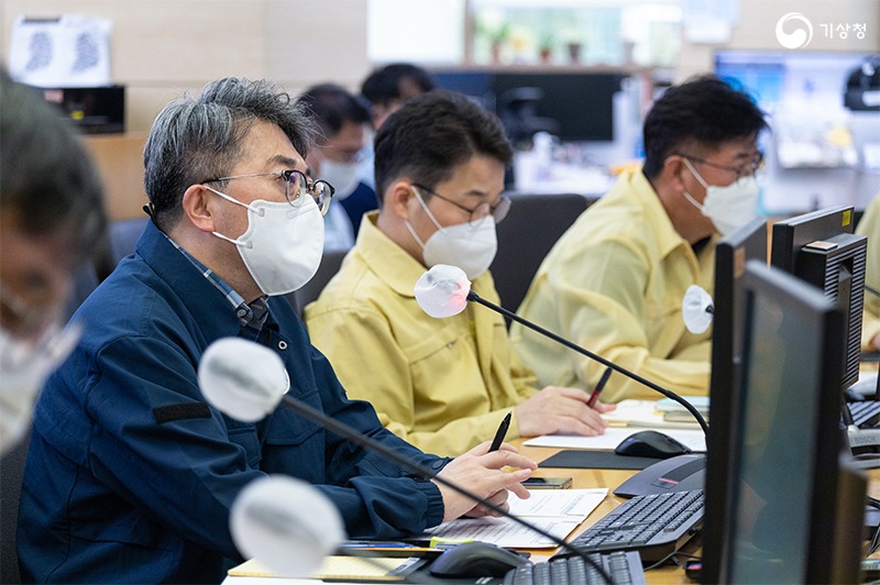 태풍 힌남노 대응 상황을 영상회의를 통해 점검하는 유희동 기상청장의 모습