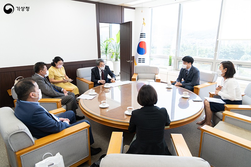 유희동 기상청장이 엥크투브신 몽골 기상청장과 논의하는 모습