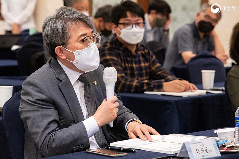 한국형수치예보모델 발전 워크숍에서 유희동 기상청장이 발표 내용에 질문하는 모습