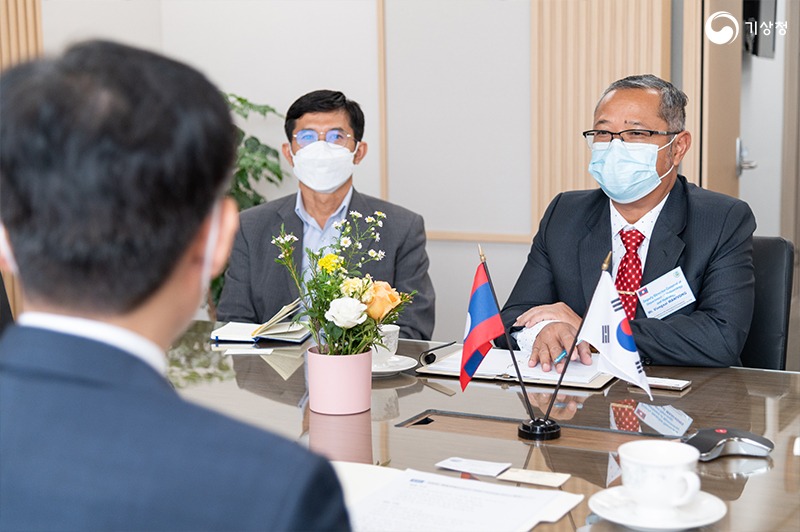 위앙싸이 마니봉 라오스 천연자원환경부 기상국 부국장이 이야기를 나누는 모습