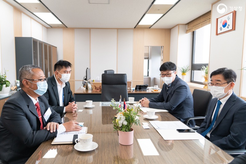 장동언 기상청 차장과 위앙싸이 마니봉 라오스 천연자원환경부 기상국 부국장이 이야기를 나누는 모습