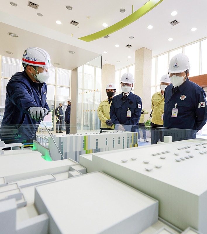 월성원자력본부 제3발전소 1층 로비에 전시된 발전소 모형을 보며 설명을 듣고 있는 유희동 기상청장의 모습