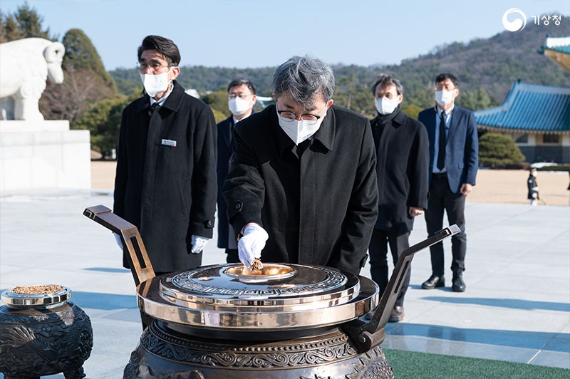 국립대전현충원을 찾은 유희동 기상청장이 참배 후 분향하는 모습