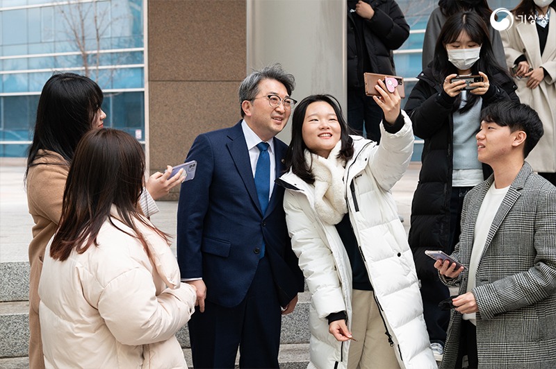 유희동 기상청장이 기자단과 셀프 카메라를 촬영하며 소통하는 모습