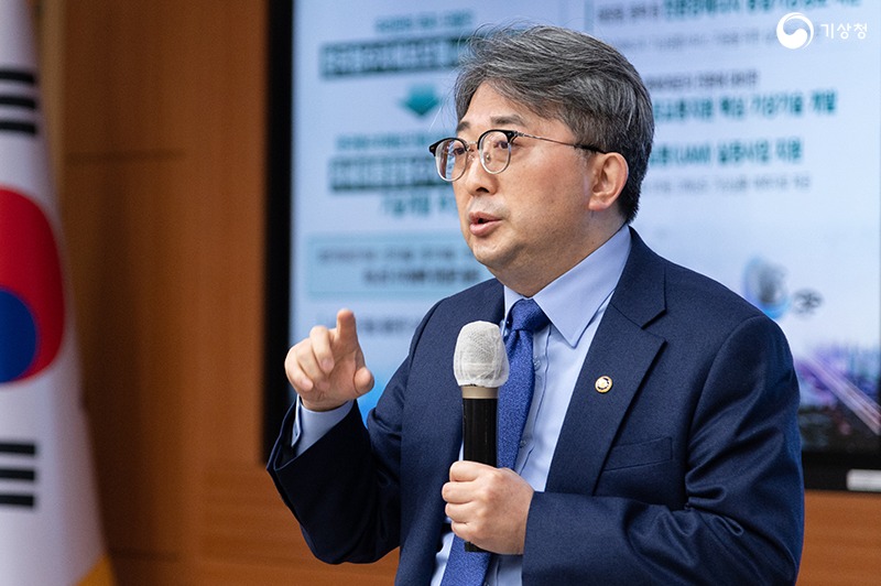 주요업무계획 발표 후 기자의 질의에 답하는 유희동 기상청장의 모습