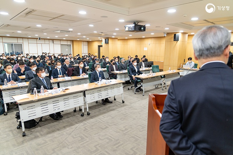 도로위험 기상관측망 구축 및 시험서비스 주제발표를 듣는 참석자들의 모습;