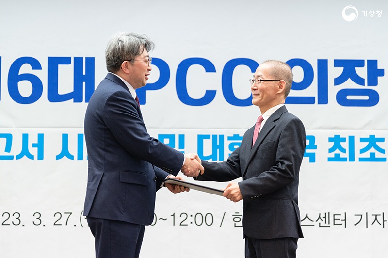 유희동 기상청장이 이회성 IPCC 의장에게 국민훈장 동백장을 대리 수여하는 모습