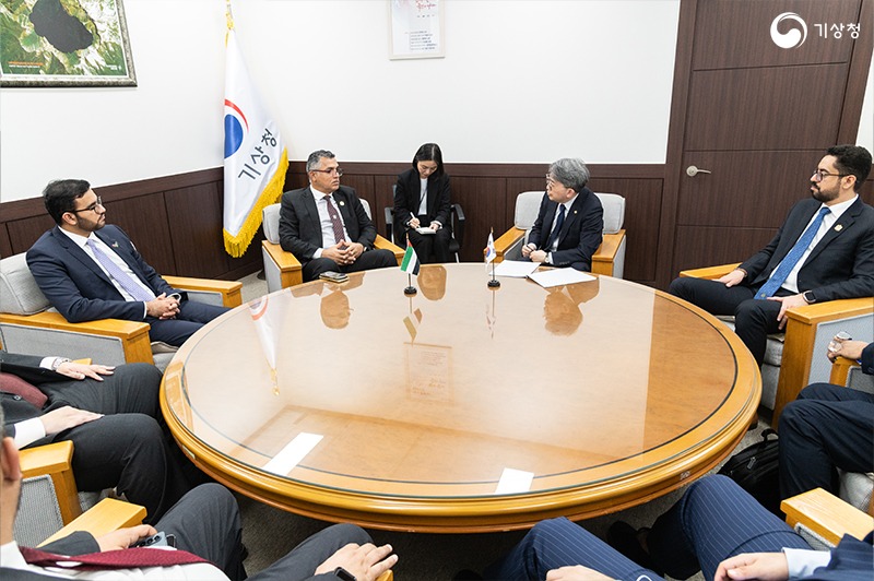 아랍에미리트 기상청장과 유희동 기상청장이 협력 방안을 논의하는 모습;