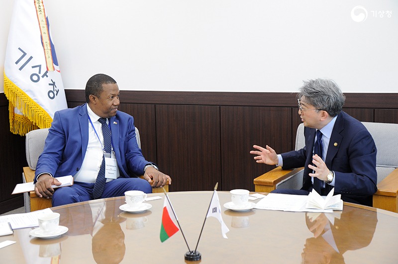 마다가스카르 교통기상부 장관과 유희동 기상청장이 협력방안을 논의하는 모습;