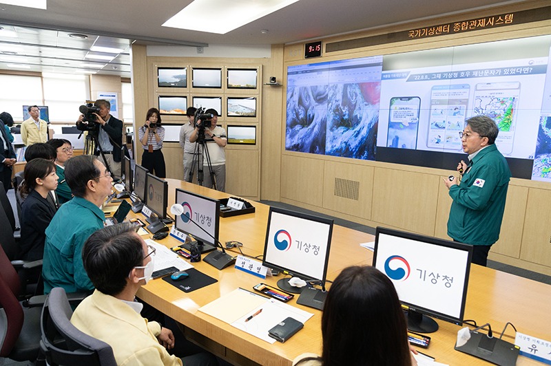 유희동 기상청장이 한덕수 국무총리에게 여름철 방재 대책을 발표하는 모습;