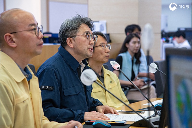 유희동 기상청장이 호우 대응 점검 철저를 당부하는 모습;