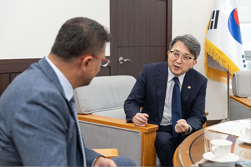 유희동 기상청장이 WMO 사무국 RTC 담당자 Mustafa Adiguzel과 면담하는 사진