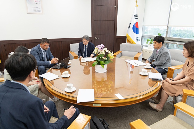 유희동 기상청장과 WMO 사무국 RTC 담당자 Mustafa Adiguzel 등 관계자들이 면담하는 사진