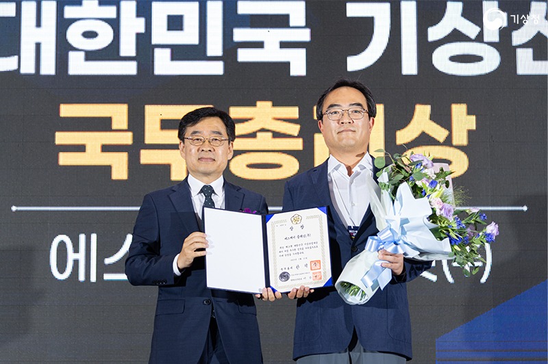 장동언 기상청 차장이 2023 대한민국 기상산업대상 국무총리상을 수상한 주식회사 에스케이 플래닛 대표와 기념촬영 하는 사진