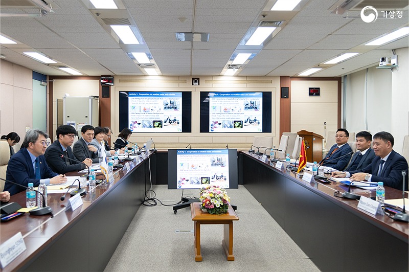 유희동 기상청장을 비롯한 한국대표단과 호앙 득 끄엉 베트남 기상청 부청장을 비롯한 베트남대표단이 회의하는 사진