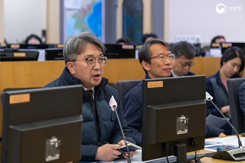 겨울철 방재기상업수 시작 선언식에 참석한 유희동 기상청장이 직원들에게 격려와 당부의 말을 하는 사진