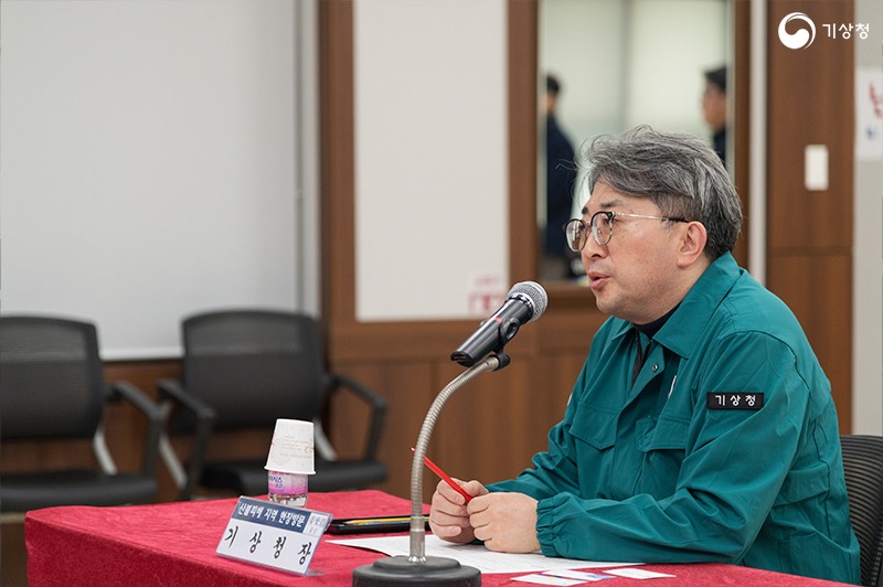 충남 홍성군 산불 피해지 복구 현황 브리핑을 듣고 관계자들을 격려하는 유희동 기상청장의 사진