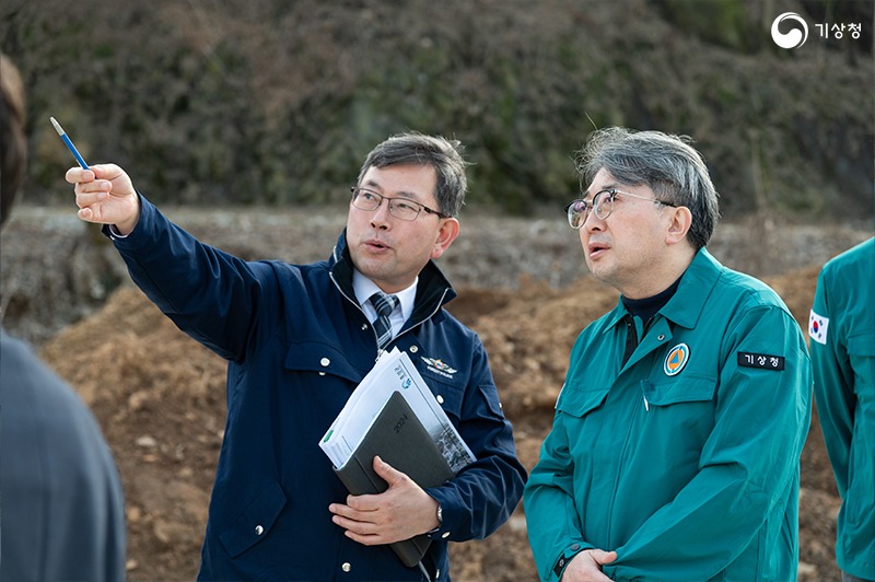 충남 홍성군 서북면 일대 산불 피해지역을 방문한 유희동 기상청장의 사진 2